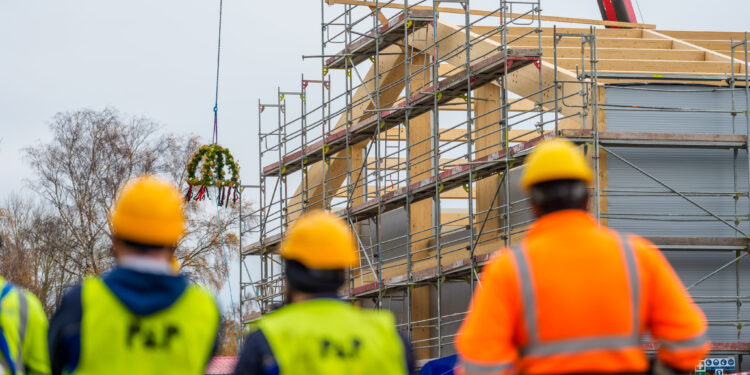 Aktualności - Symboliczny moment w Łebie – zawieszenie wiechy na bazie operacyjno-serwisowej Equinor